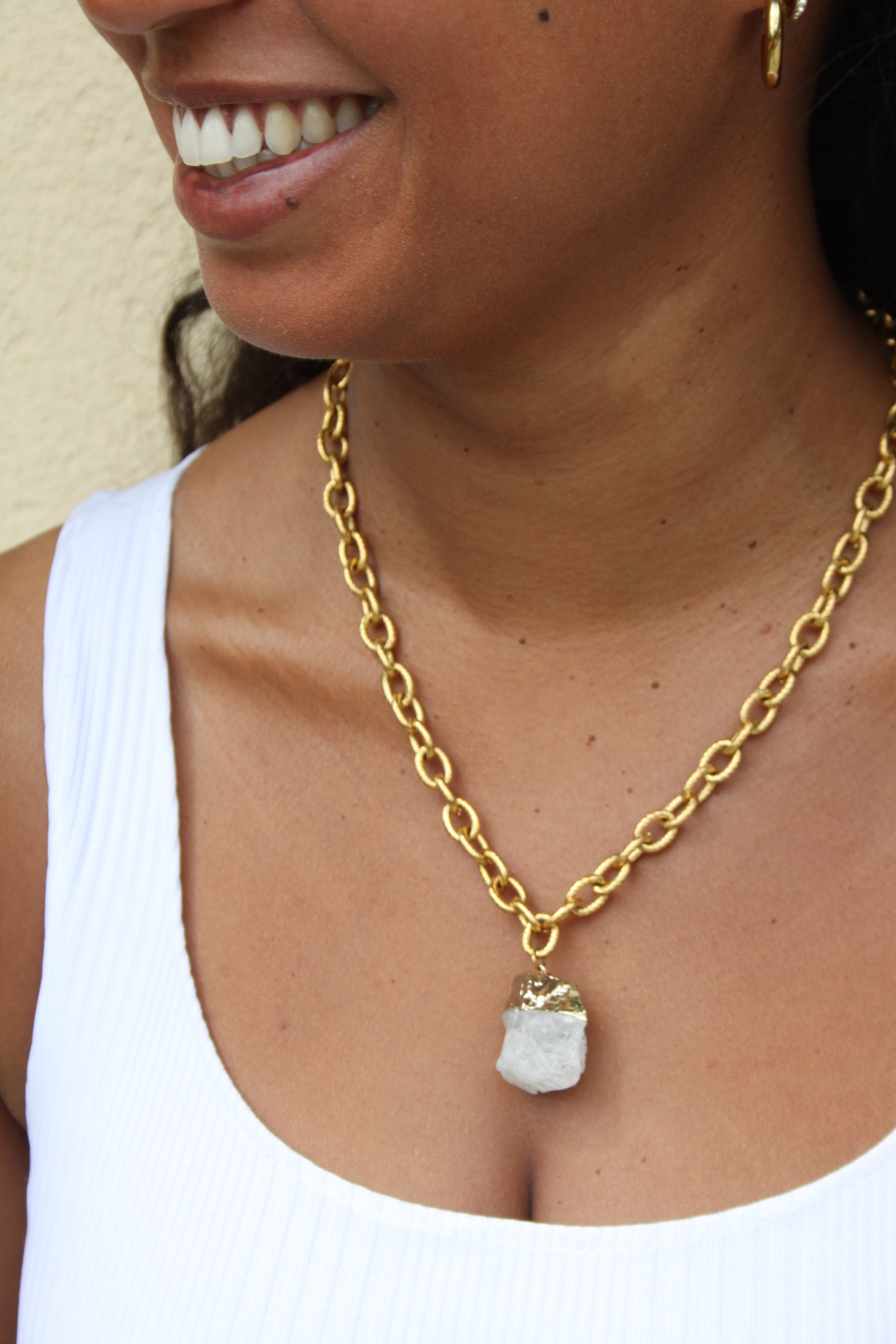 Collier "Cristal" en quartz blanc & acier inoxydable doré