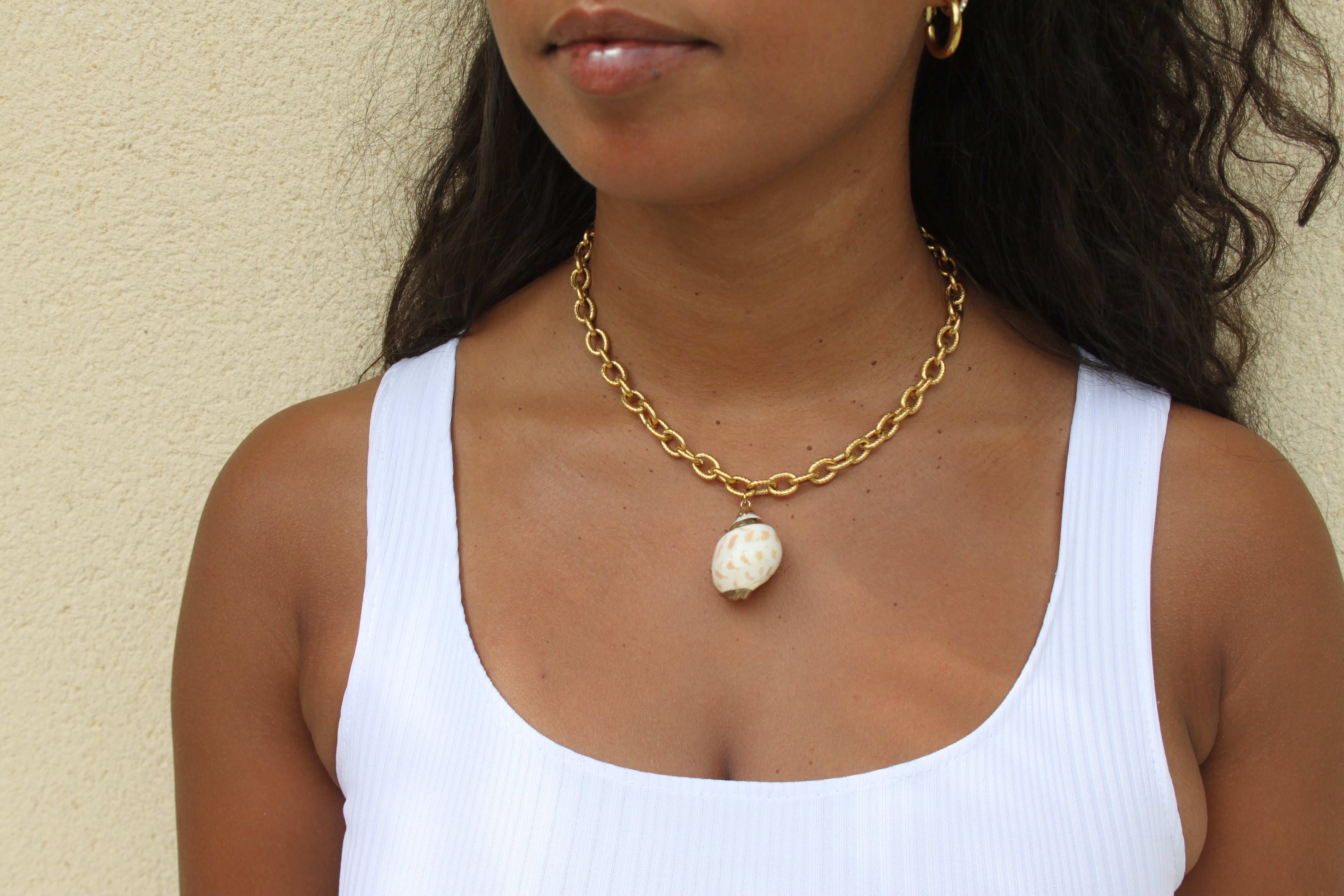 Collier "Marée" en coquillage naturel & acier inoxydable doré