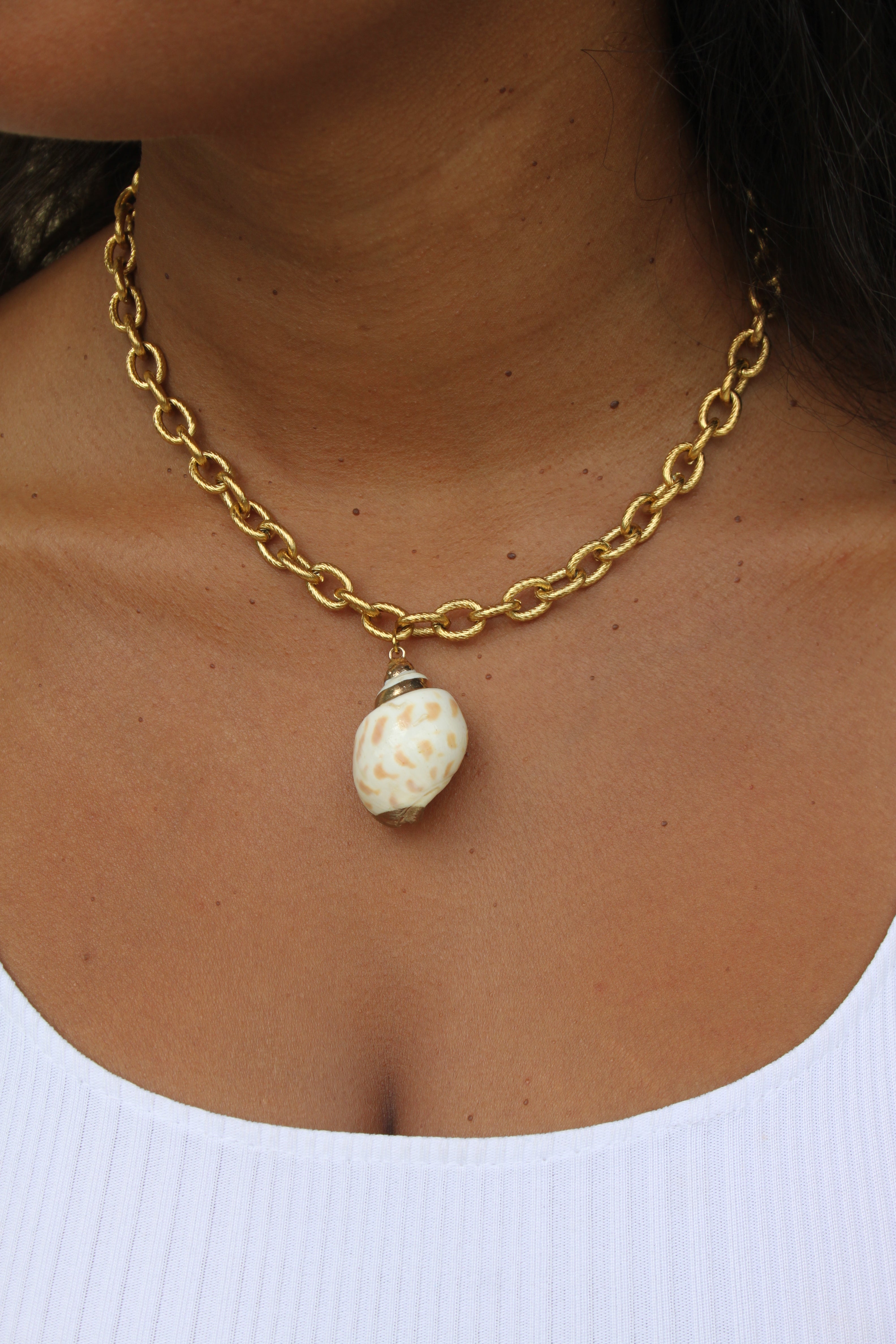Collier "Marée" en coquillage naturel & acier inoxydable doré