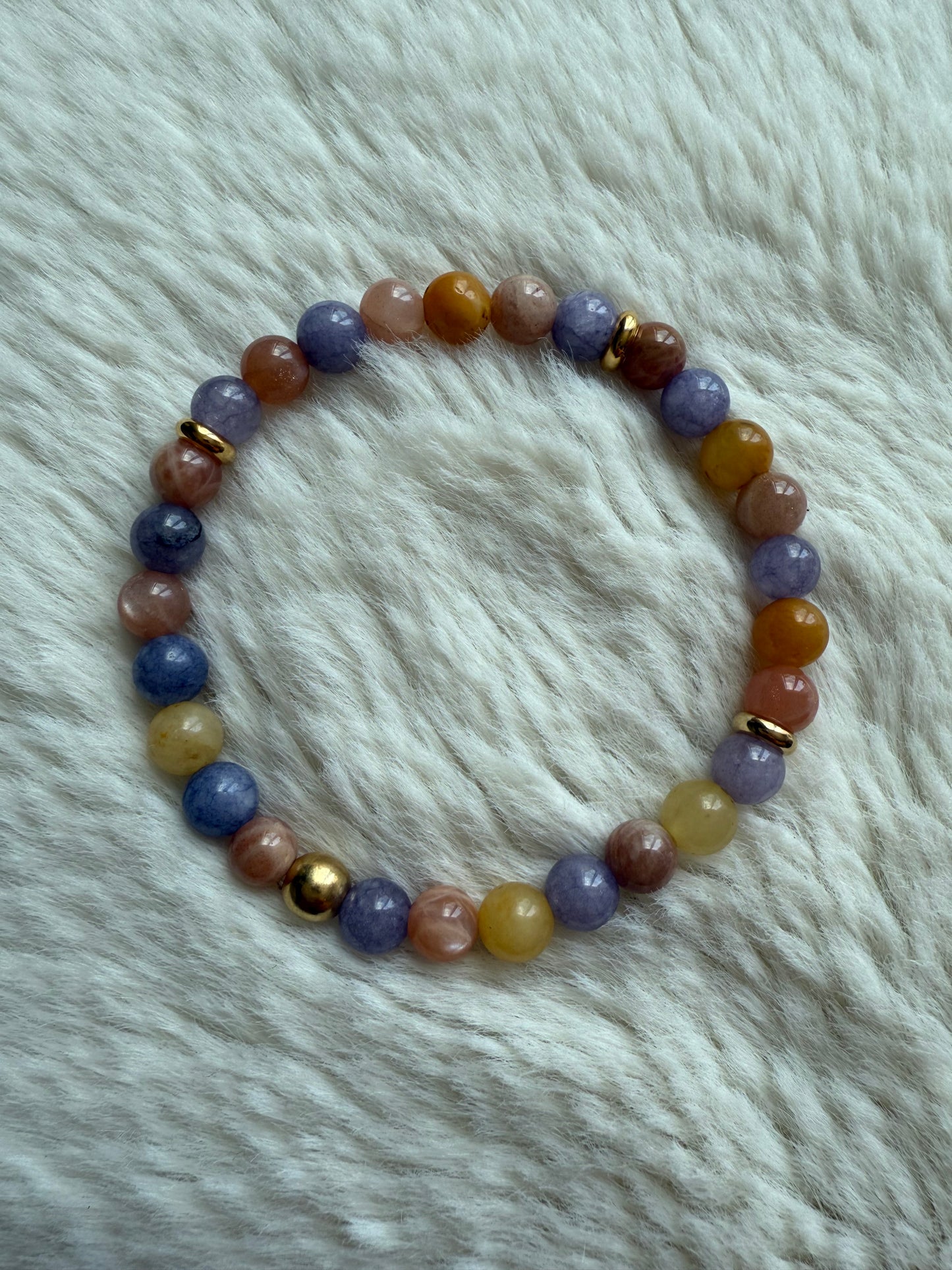 Bracelet en pierre du soleil, calcédoine mauve et aventurine jaune