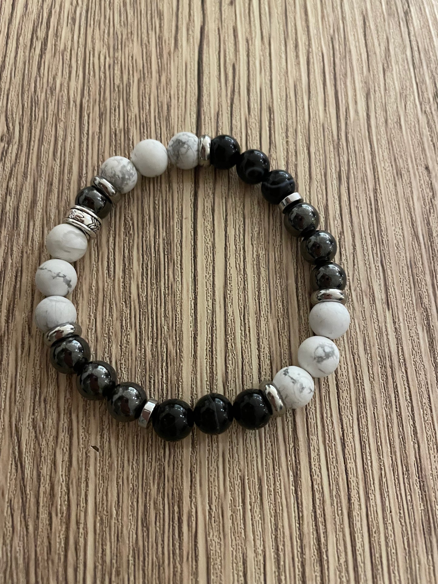 Bracelet en Howlite, hématite et agate noire