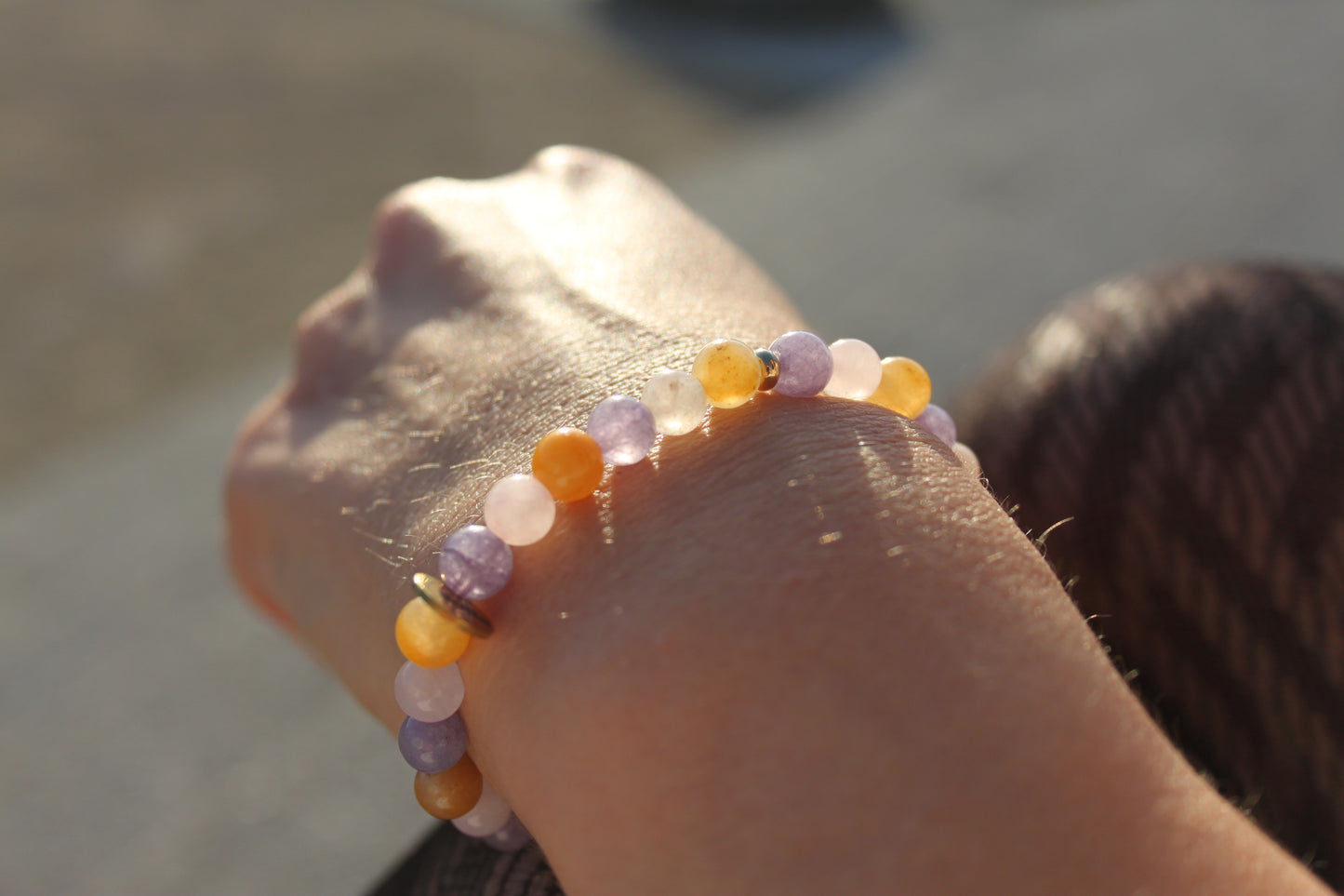 Bracelet en pierre du soleil, calcédoine mauve et aventurine jaune