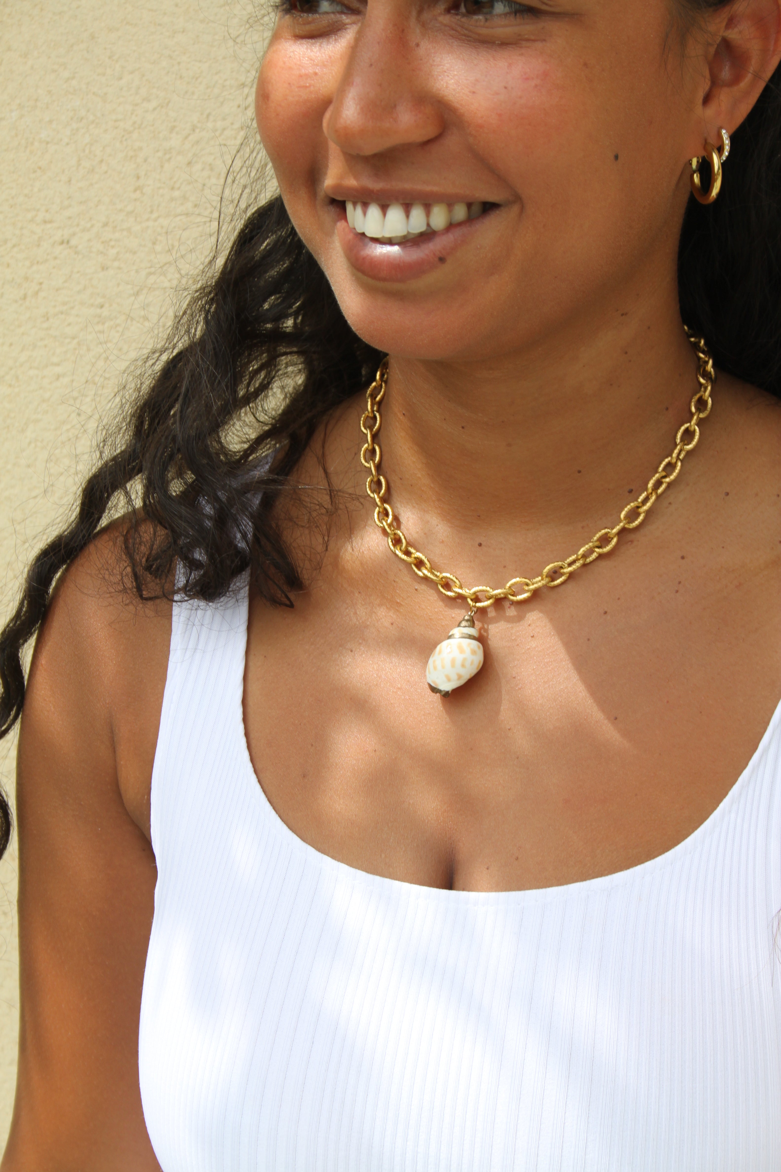 Collier "Rivage" en coquillage naturel & acier inoxydable doré