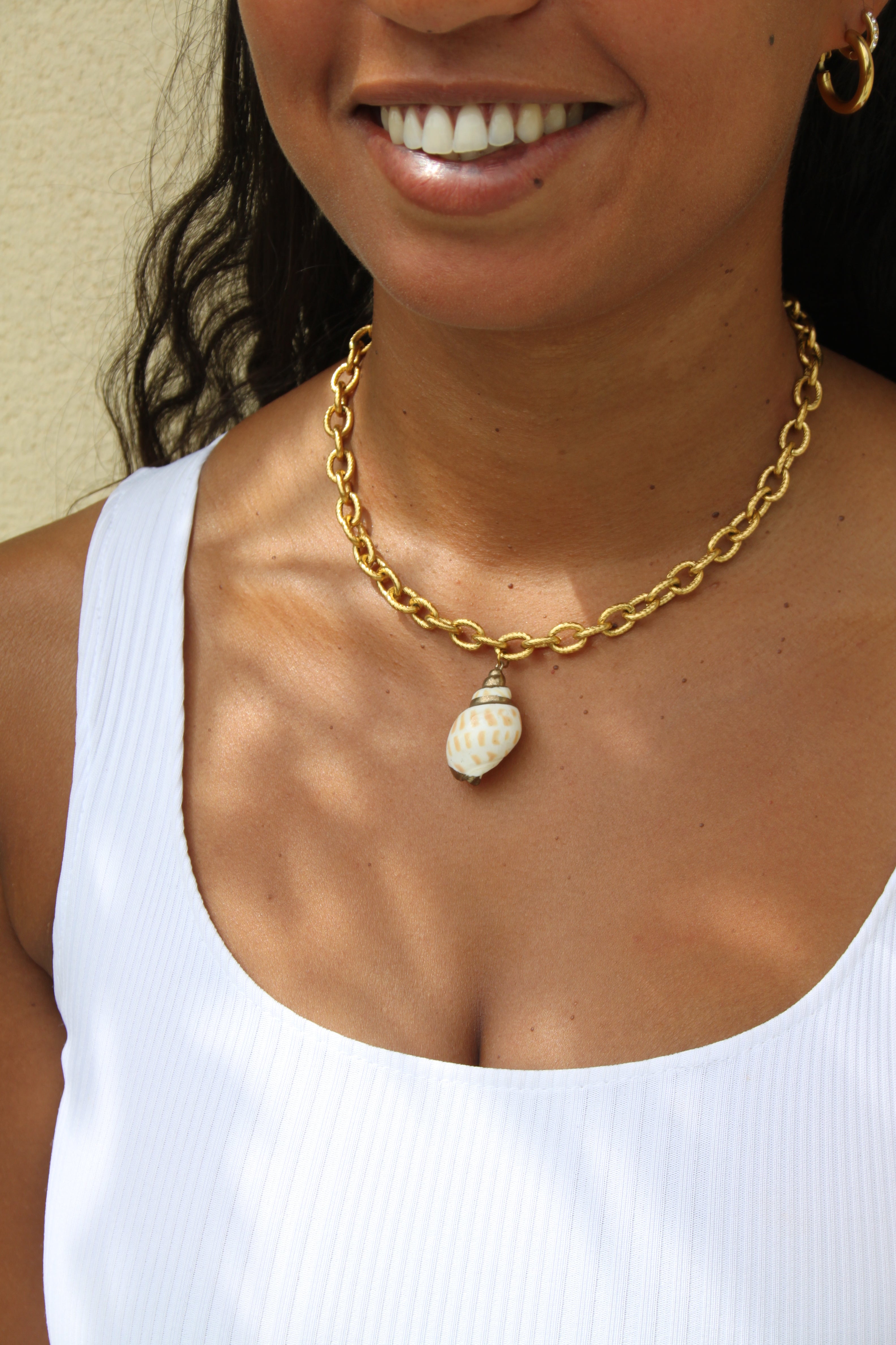Collier "Rivage" en coquillage naturel & acier inoxydable doré