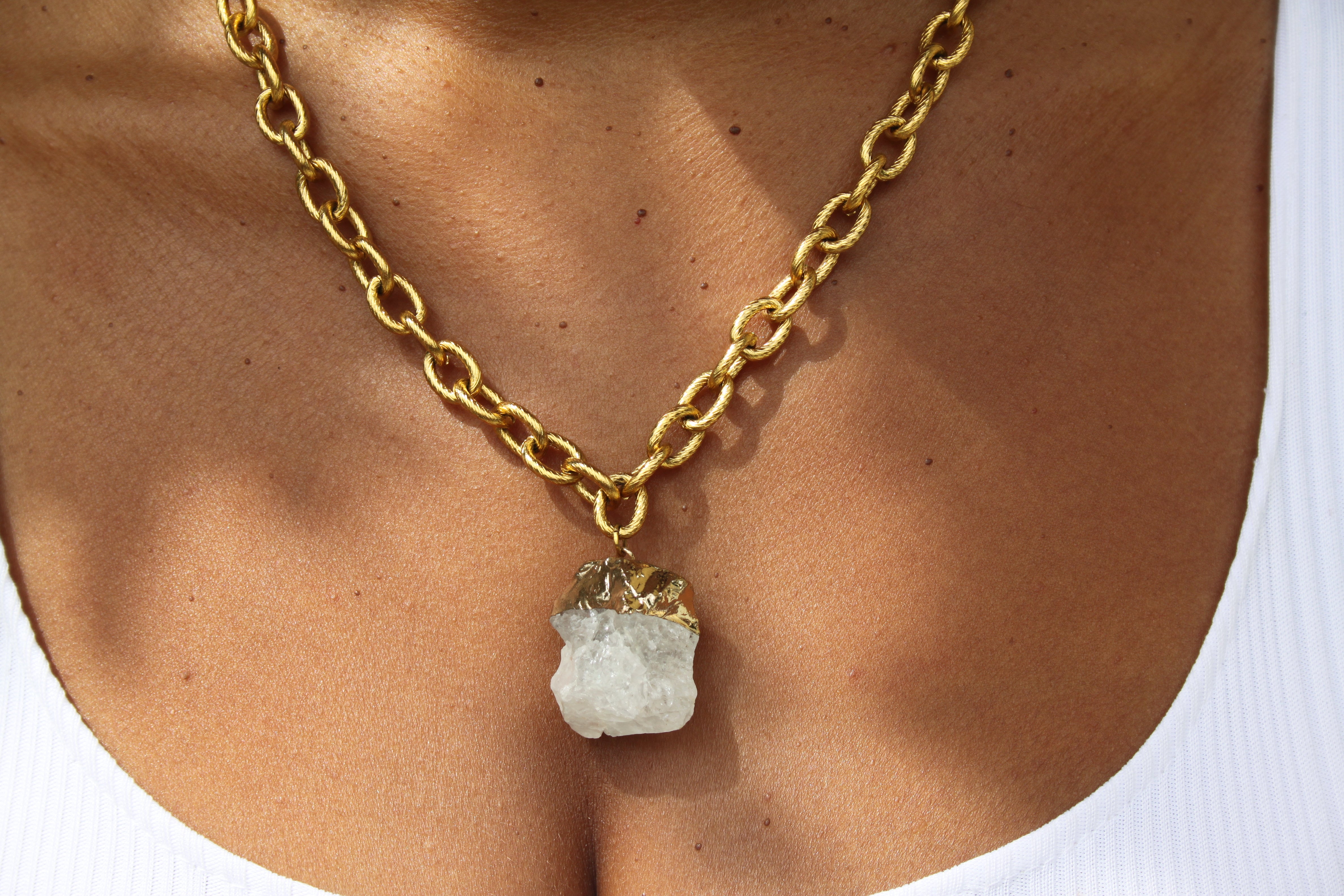 Collier "Cristal" en quartz blanc & acier inoxydable doré