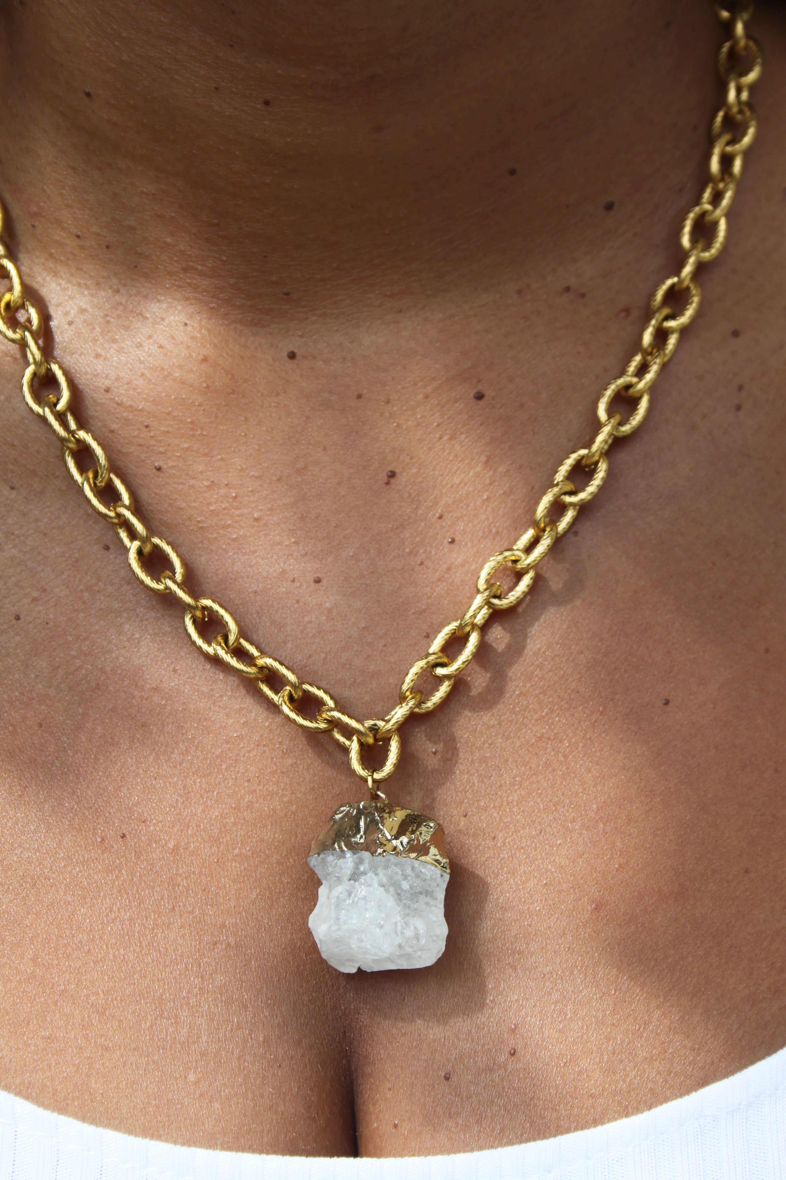 Collier "Cristal" en quartz blanc & acier inoxydable doré