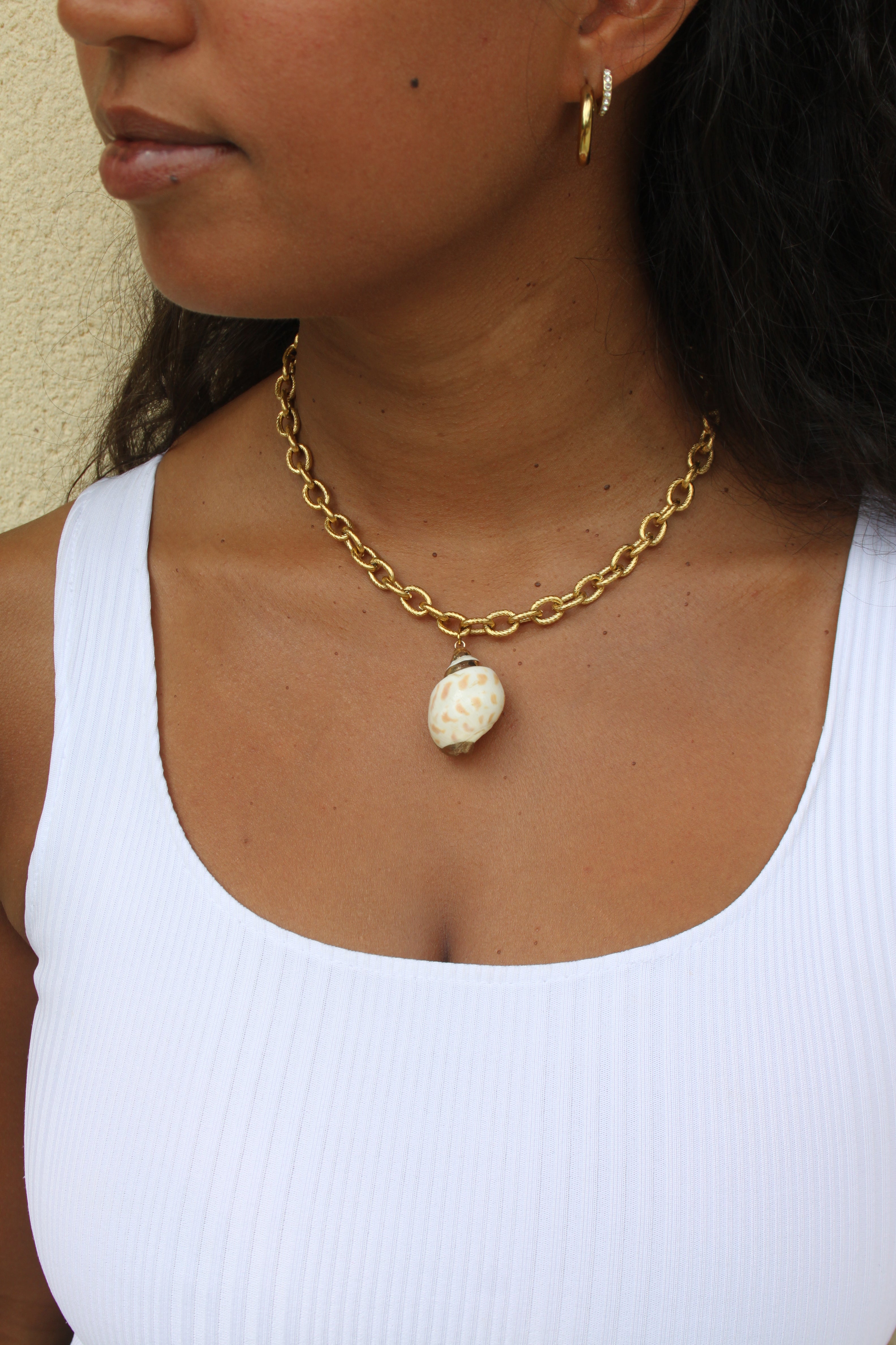 Collier "Marée" en coquillage naturel & acier inoxydable doré