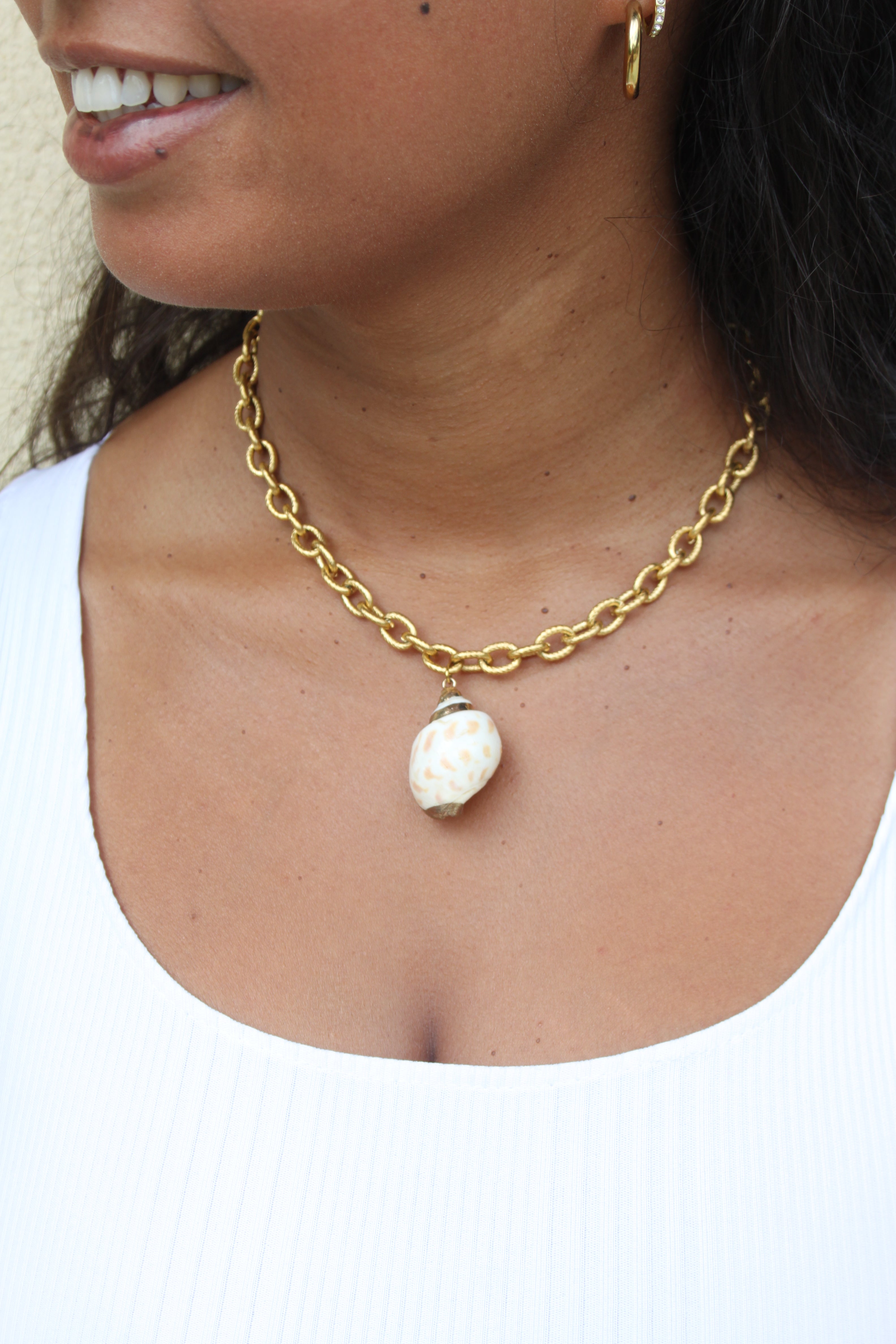 Collier "Marée" en coquillage naturel & acier inoxydable doré